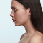 Perfil de mulher com lábios naturais, sobre fundo claro