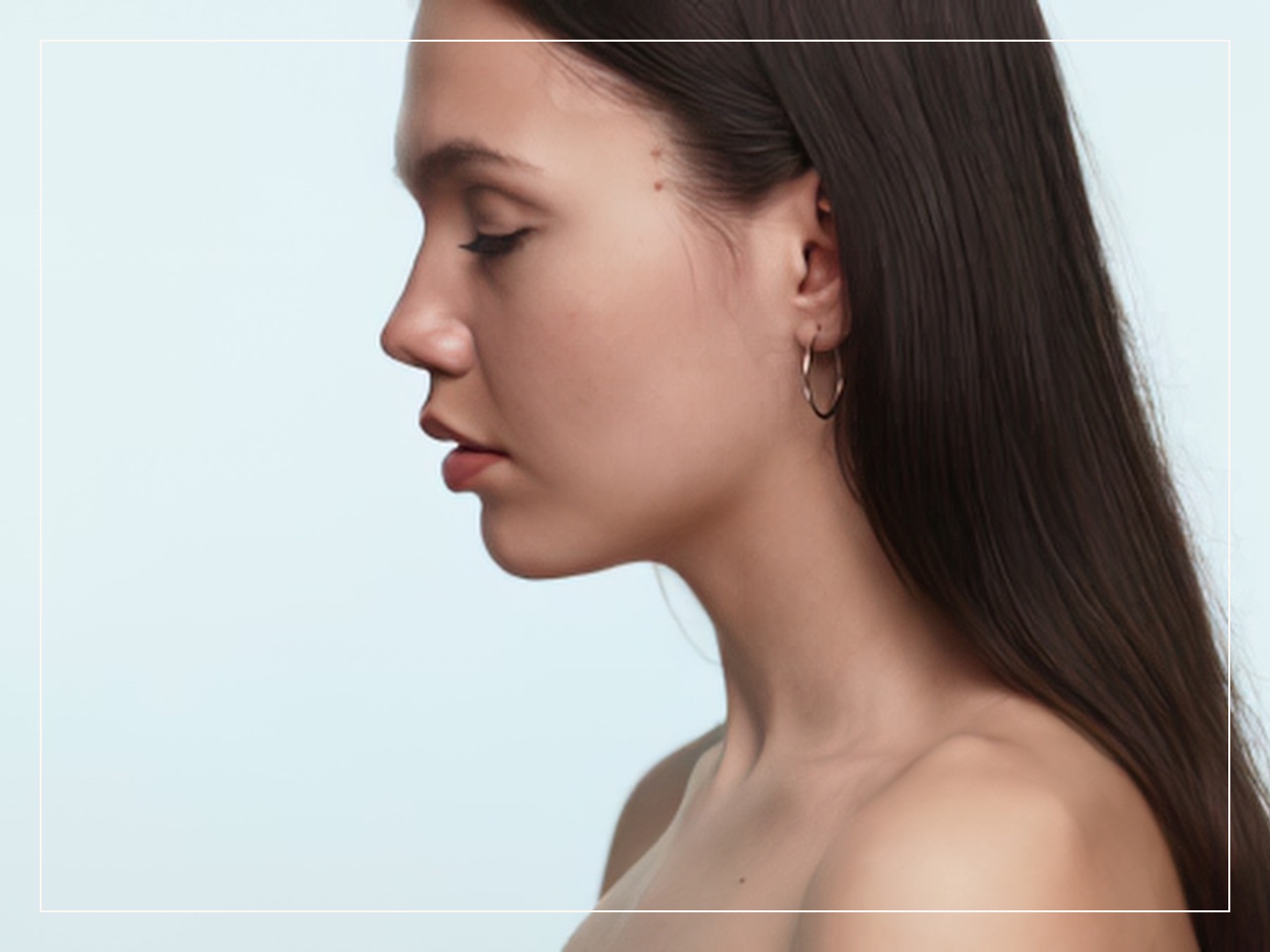 Perfil de mulher com lábios naturais, sobre fundo claro