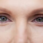 Grande plano dos olhos e das pálpebras de uma mulher, com luz suave