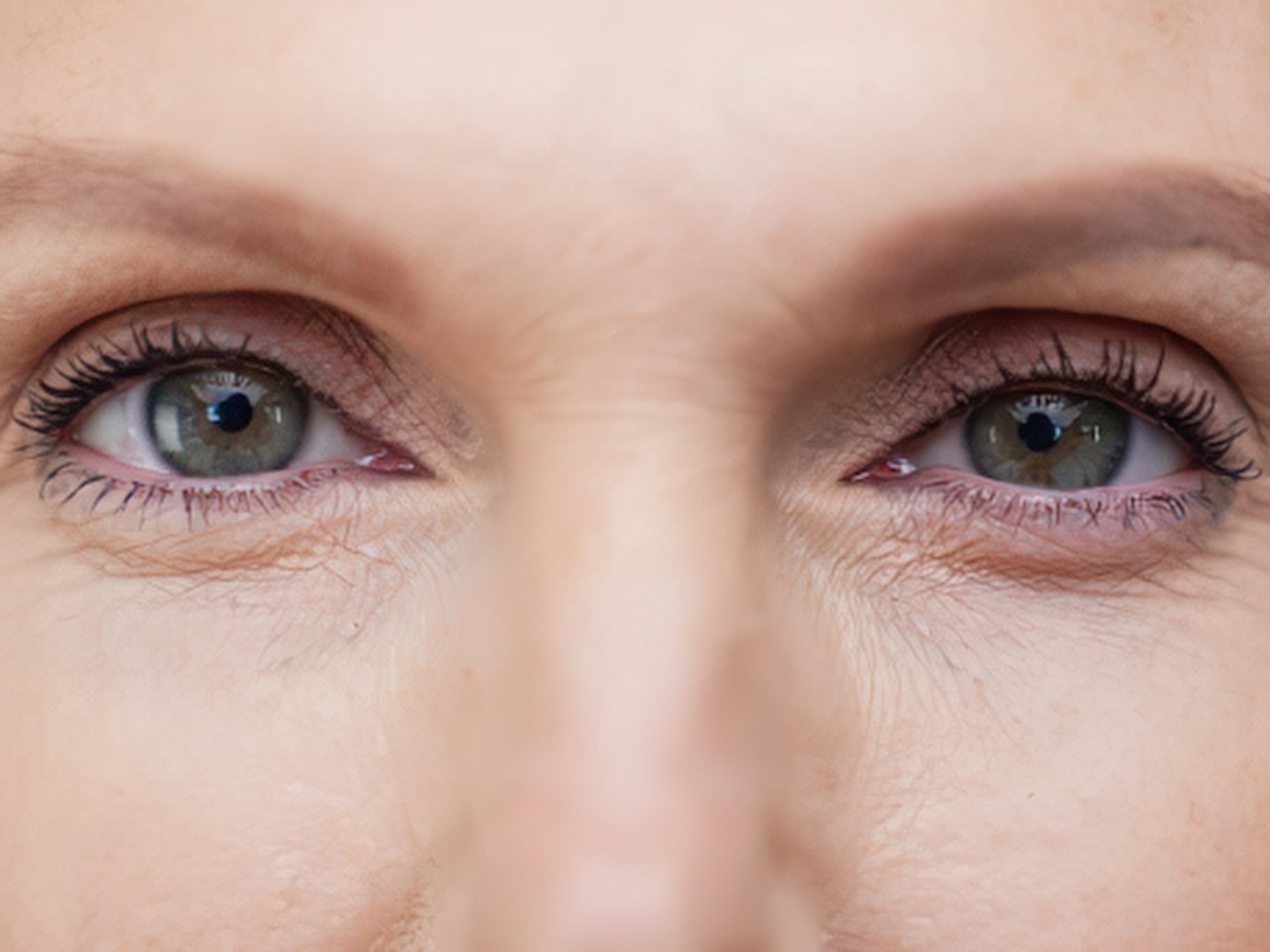 Grande plano dos olhos e das pálpebras de uma mulher, com luz suave