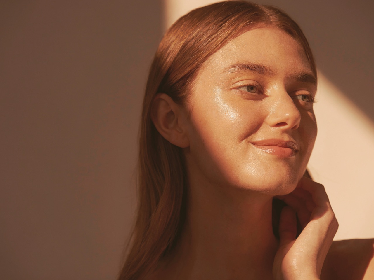 Retrato de mulher com a pele iluminada pela luz quente do sol