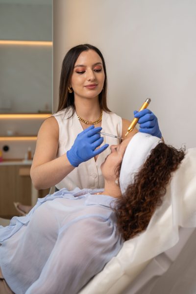 Paciente a realizar injetáveis de medina estética (botox) Paciente a realizar injetáveis de medina estética (botox)