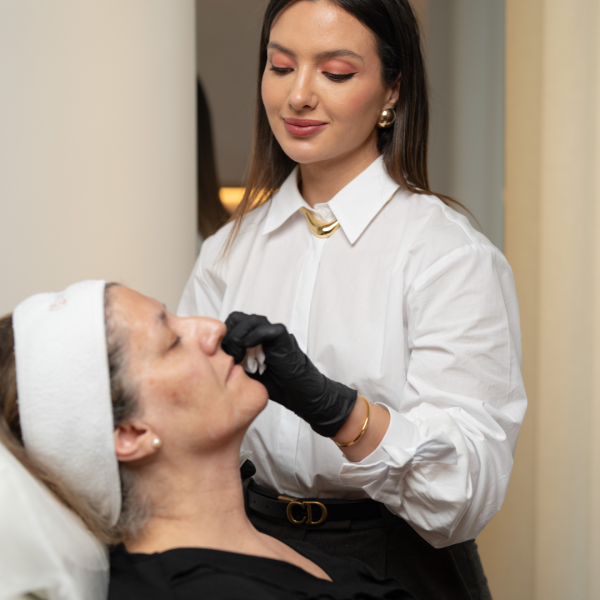 dra bruna cerqueira a fazer injetáveis