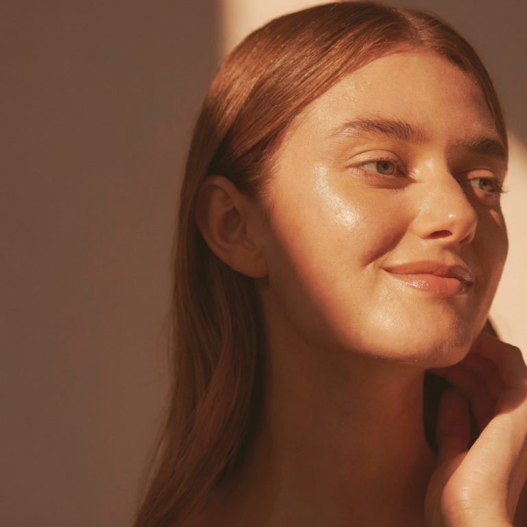 Retrato de mulher com a pele iluminada pela luz quente do sol