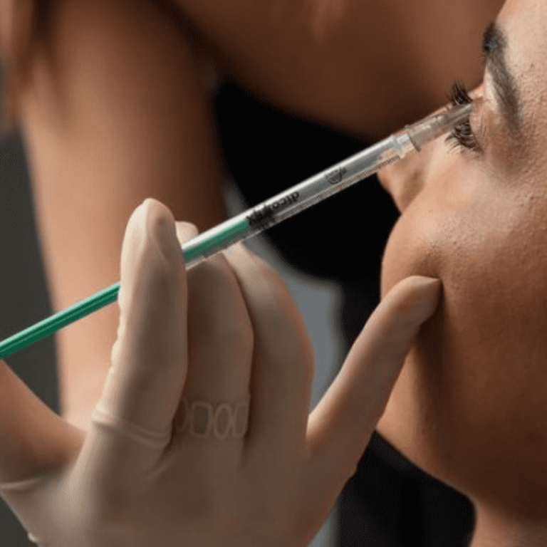 paciente a fazer botox